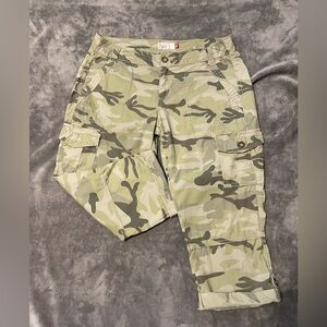 SO Juniors Cargo Camouflage Button Ankle Capri’s Size:11